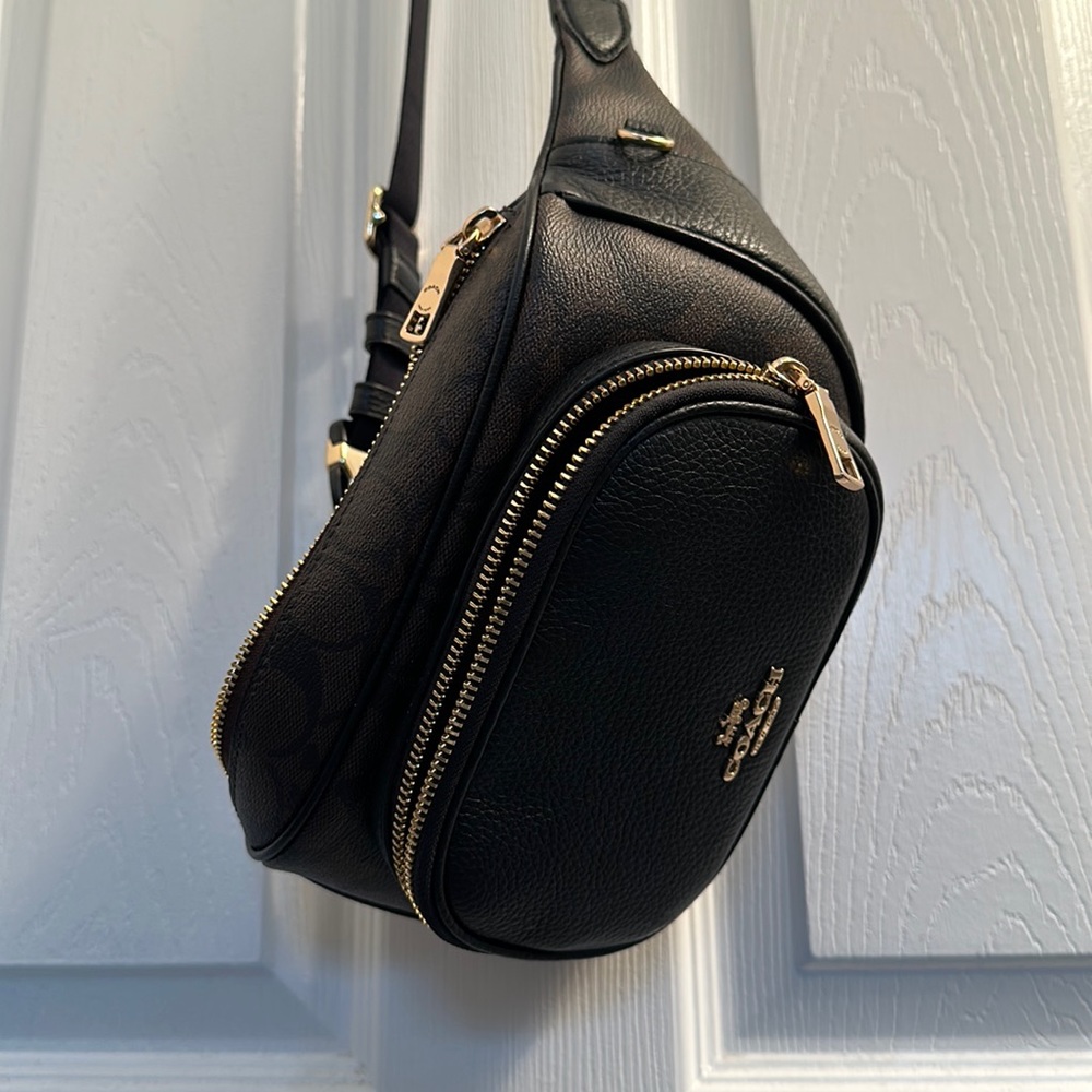 Lightly worn COACH bum/ sling bag